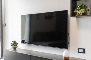 Modern Apartment with Scenic Views & Earthy Vibes