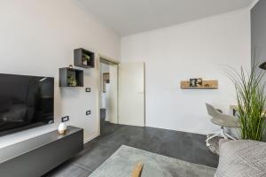 Modern Apartment with Scenic Views & Earthy Vibes