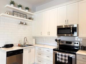 Contemporary West Loft in Historic Niagara