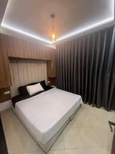 Séjour haut de gamme lit king TV cinéma 65