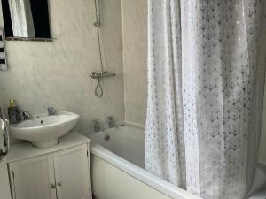 Cosy City Centre House for Work and Comfort
