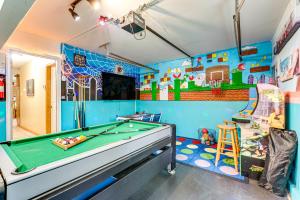 Resort Amenities and Game Room Arrowhead Lake Home!
