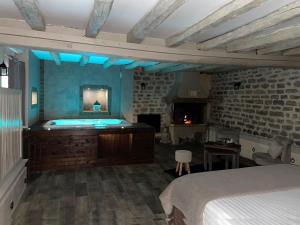 Hotels Domaine de Vandenesse Et Spa : Suite avec Jacuzzi