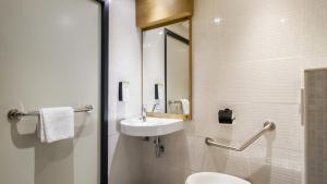 Hotels Campanile PRIME - Nice Airport : Chambre Standard - 1 Lit Queen-Size et 2 Lits Superposés
