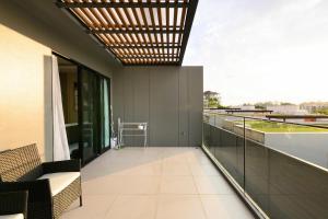 NEWLY RENOVATED apart in Mida Grande Resort by Phuket Sabay Rent - Surin Beachfront, Expansive Terrace and Pools