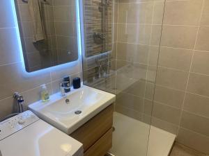 Studio refait à neuf, vue mer, proche des plages et des commerces...