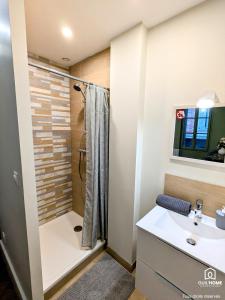 Appartements Le Bourgogne - Chambres privees cosy et renovees avec douche - Centre historique : Chambre Double avec Toilettes Communes