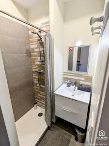 Appartements Le Bourgogne - Chambres privees cosy et renovees avec douche - Centre historique : Chambre Simple avec Toilettes Communes