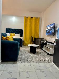 Gee Kamakis Airbnbs