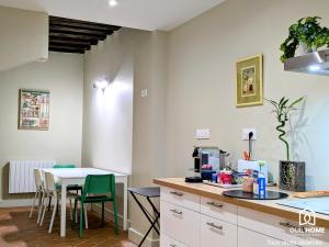 Appartements Le Bourgogne - Chambres privees cosy et renovees avec douche - Centre historique : photos des chambres