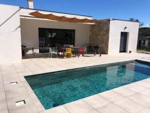 Maisons de vacances Villa with pool for 8 people : photos des chambres