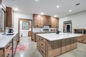 Great for Groups Family Creekside Home in Loretto