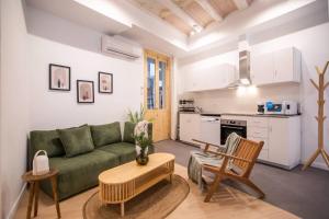 12Ara1093- New Spacious 3BR in the Gothic