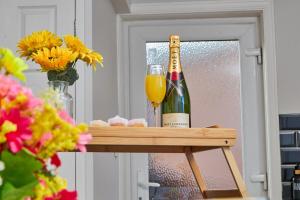 5 Beds House - Perfect for Contractors & Families - Private Parking