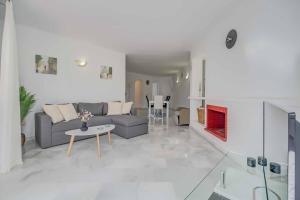 134 - Stylish Modern Apartment with Pool, Mijas