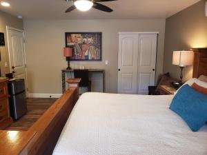 Robins Red Rock Getaway Suite A