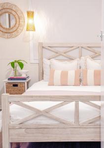 SEAVIEW - Stunning Coastal Views, Opposite Shaws Bay, Pet Friendly, Sleeps 4