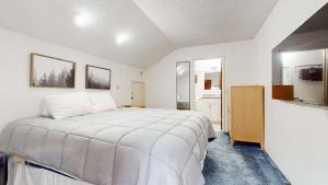Cozy Condo for 4 Near Shuttle & Eagle Lodge
