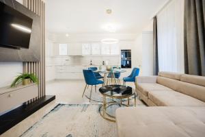 Stylish Ground-Floor Comfort w Terrace & Parking