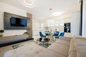 Stylish Ground-Floor Comfort w Terrace & Parking