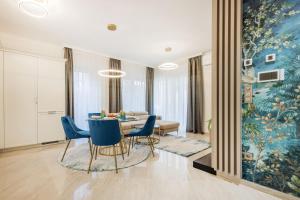 Stylish Ground-Floor Comfort w Terrace & Parking