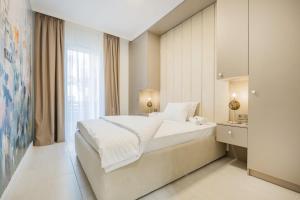 Stylish Ground-Floor Comfort w Terrace & Parking