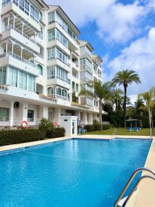 Amplio y luminoso apartamento en puerto banus