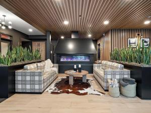 DT UMN 1 BD Gym Free Street Parking Rooftop