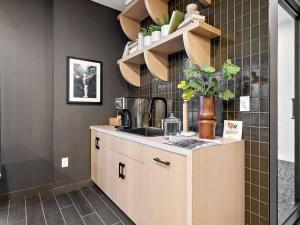 DT UMN 1 BD Gym Free Street Parking Rooftop