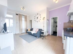Cozy 1BR Apt with City Skyline View - Purple Skyline