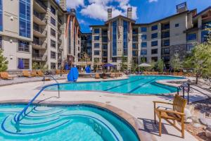 2 BDR Family Resort Condo with Pool Lounge & Mountain Views