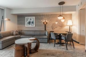 2 BDR Family Resort Condo with Pool Lounge & Mountain Views