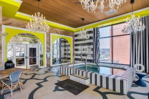 CBD OTR Pool Gym Free Parking 5 Mins to Stadiums