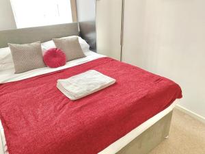 Spacious 4-Bedrooms retreat in Walsall -Stylish 3 Bathrooms-Sleeps 9