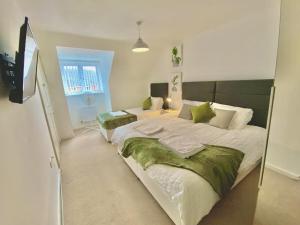 Peaceful 4-Bedrooms retreat in Walsall -Modern 3 Bathrooms-Sleeps 9