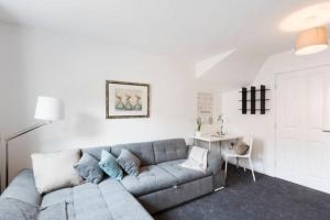 Comfort 4-Bedrooms retreat in Walsall -Stylish 3 Bathrooms-Sleeps 9