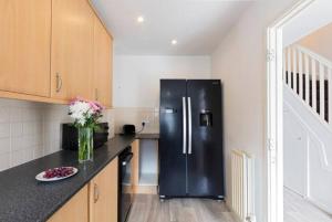 Spacious 4-Bedrooms retreat in Walsall -Stylish 3 Bathrooms-Sleeps 9