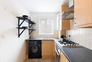 Trendy 4-Bedrooms retreat in Walsall -Stylish 3 Bathrooms-Sleeps 9