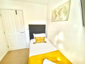 Peaceful 4-Bedrooms retreat in Walsall -Modern 3 Bathrooms-Sleeps 9