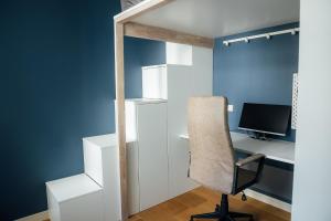 Bright Digital Nomads Loft, AC, Workspace, 24 Monitor, 5 min to Old Town