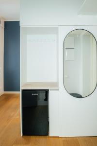 Bright Digital Nomads Loft, AC, Workspace, 24 Monitor, 5 min to Old Town