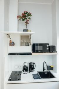 Bright Digital Nomads Loft, AC, Workspace, 24 Monitor, 5 min to Old Town