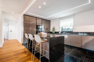 Panoramic Bay and Sea Views - Luxury 3-Bed Flat