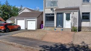 Modern flat in quiet residential cul-de-sac