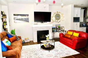 Mahogany 3 Level Family Holiday Retreat with King Bed AC BBQ