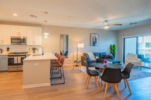 Bright 1BR Uptown Biltmore Gym Pool Parking WD