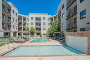 Bright 1BR Uptown Biltmore Gym Pool Parking WD