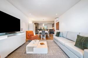 Panoramic Bay and Sea Views - Luxury 3-Bed Flat