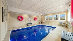 Jericho Way- luxe retreat indoor pool theater room