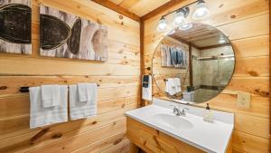 Jericho Way- luxe retreat indoor pool theater room